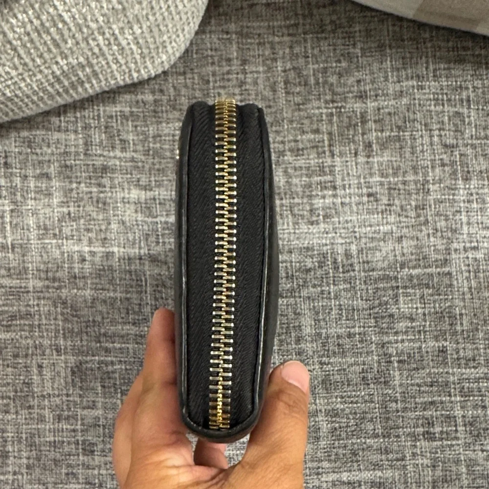 Gucci Black Leather Wallet with Gold Emblem - Picture 4 of 9